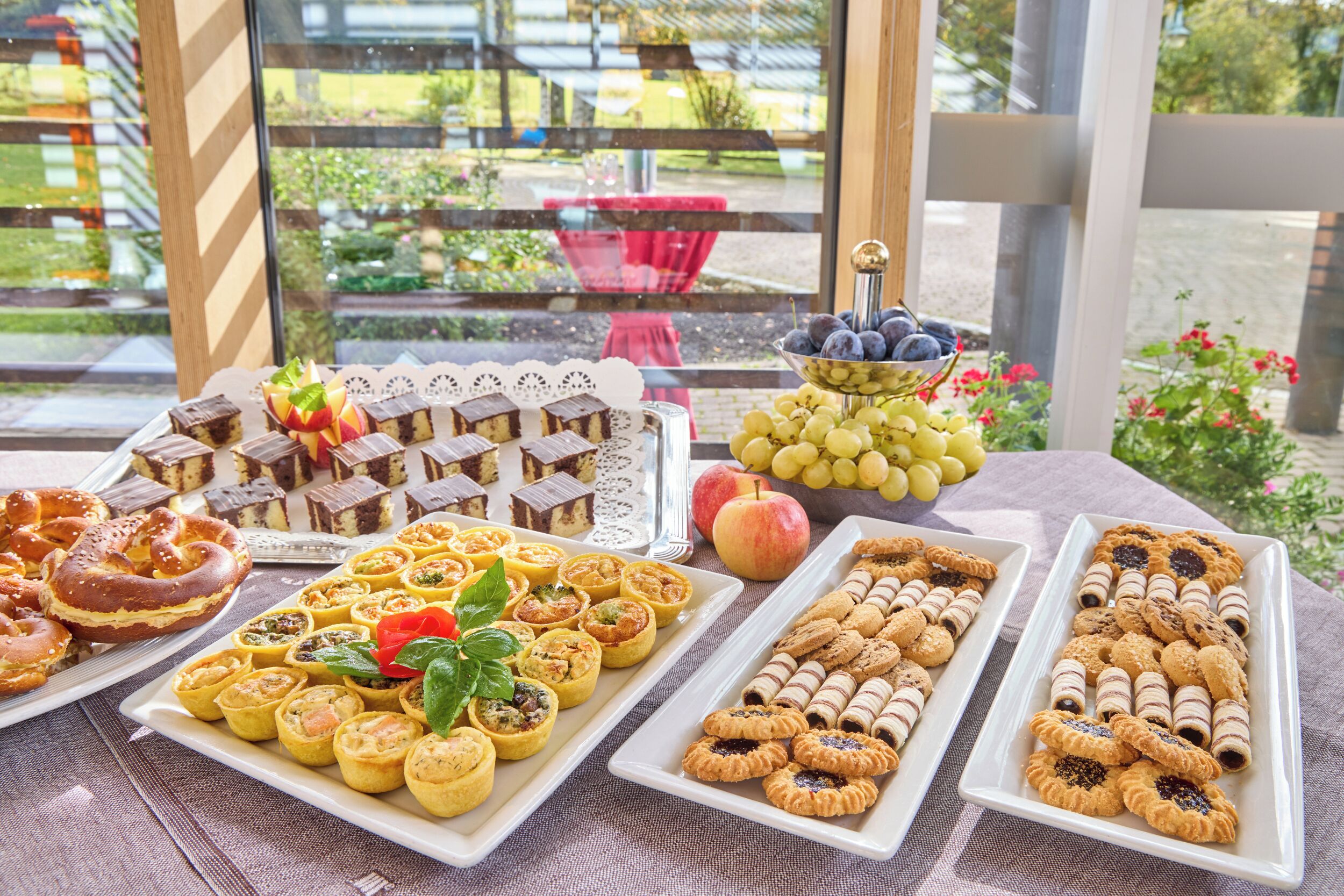 Un tavolo da buffet con diversi dolci e snack.