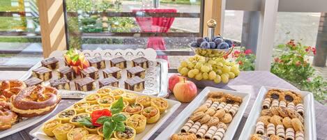 Un tavolo da buffet con diversi dolci e snack.