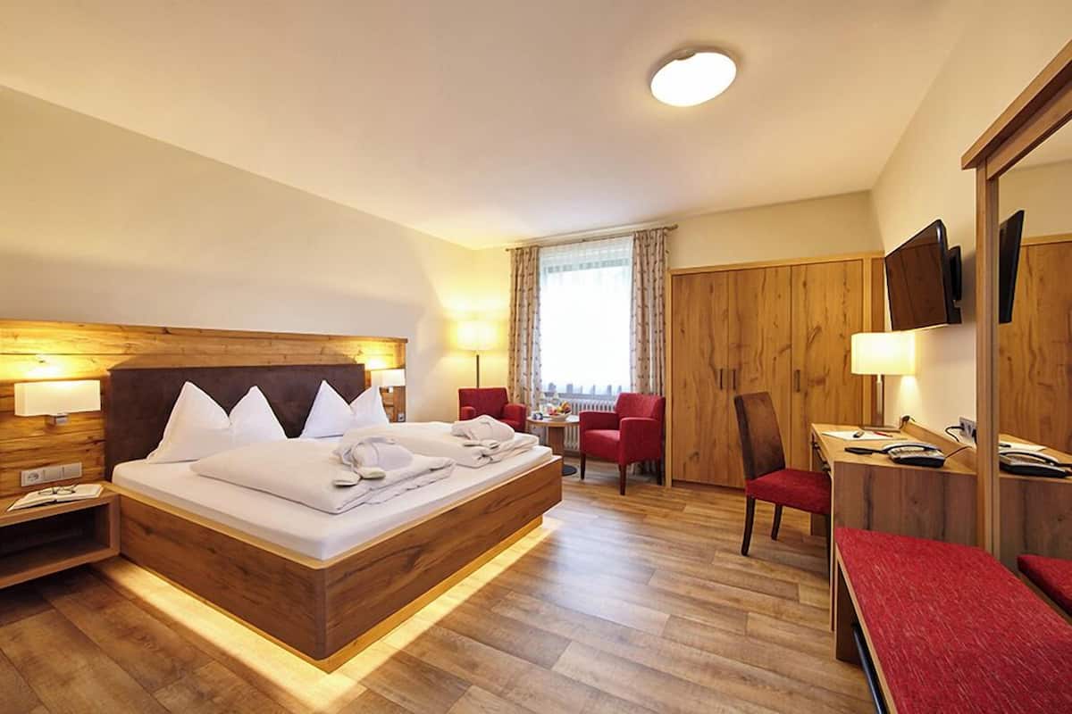 Habitación Confort doble | Ropa de cama hipoalergénica y escritorio