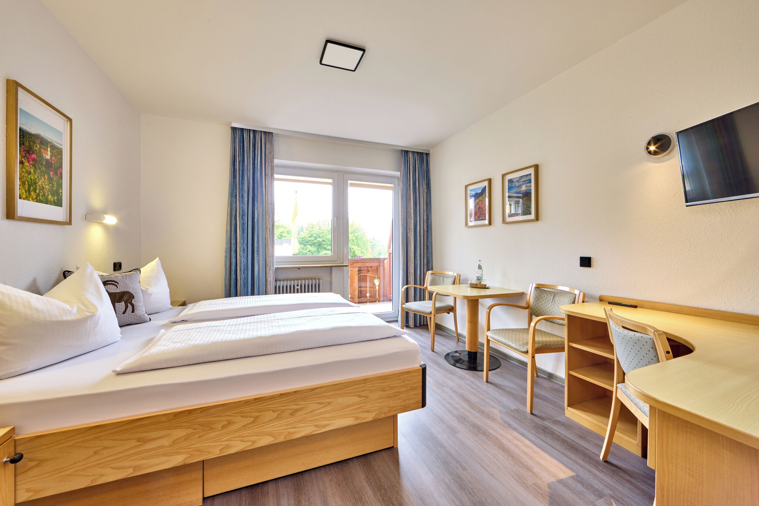 Dobbeltrom – standard | Allergitestet sengetøy, skrivebord og skrivebord for bærbar PC