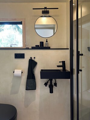 Dusch, hårtork, handdukar och tvål