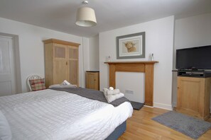 3 bedrooms, iron/ironing board, bed sheets