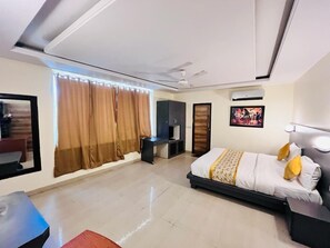 Habitación Deluxe, vista a la ciudad | Escritorio, espacio para trabajar con laptop y insonorización 