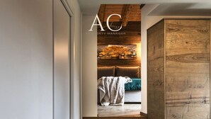 A staircase with wooden steps leading to a room with a sofa and a painting on the wall. - Ecobaita del Cacciatore (Incudine)
