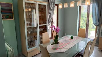 Villa (Two Bedroom Villa) | Dining room