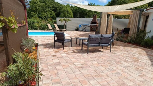 A patio with a pool, outdoor furniture, and a barbecue area. - Villa Hilda (Barban)