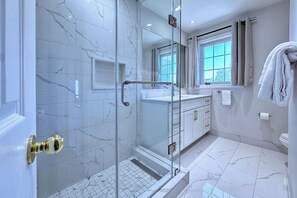 Shower, hair dryer, towels, soap - Cozy house at south end Barrie (Barrie)