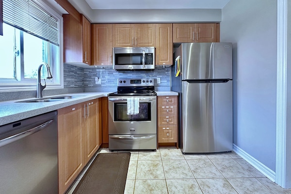 Een koelkast, een magnetron, een oven, een kookplaat