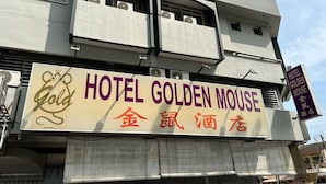 A building with a sign for Hotel Golden Mouse. - OYO 90994 Hotel Golden Mouse (Ipoh)