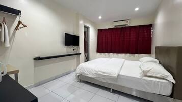 Deluxe Double Room, 1 Queen Bed | Desk, laptop workspace, free WiFi, bed sheets