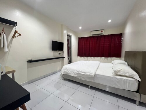 OYO 90994 Hotel Golden Mouse