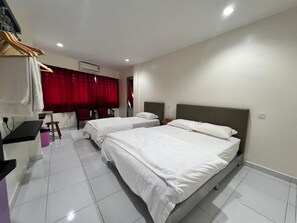 Kamar Triple Deluks | Meja kerja, ruang kerja ramah laptop, Wi-Fi gratis, dan seprai linen