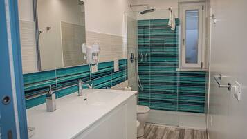 Shower, hair dryer, bidet, towels