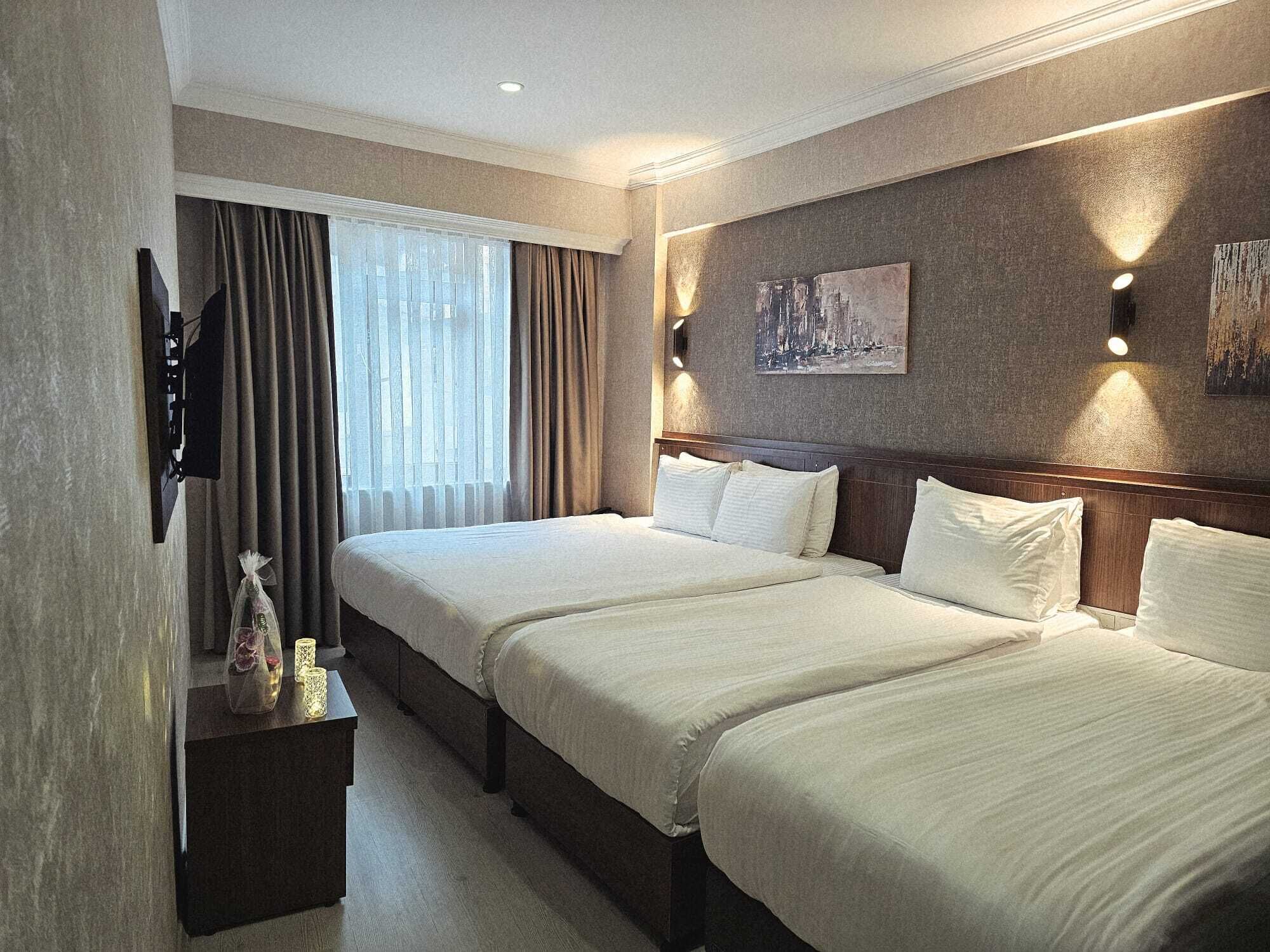 Neljän hengen deluxe-huone | Minibaari, tallelokero huoneessa, työpöytä