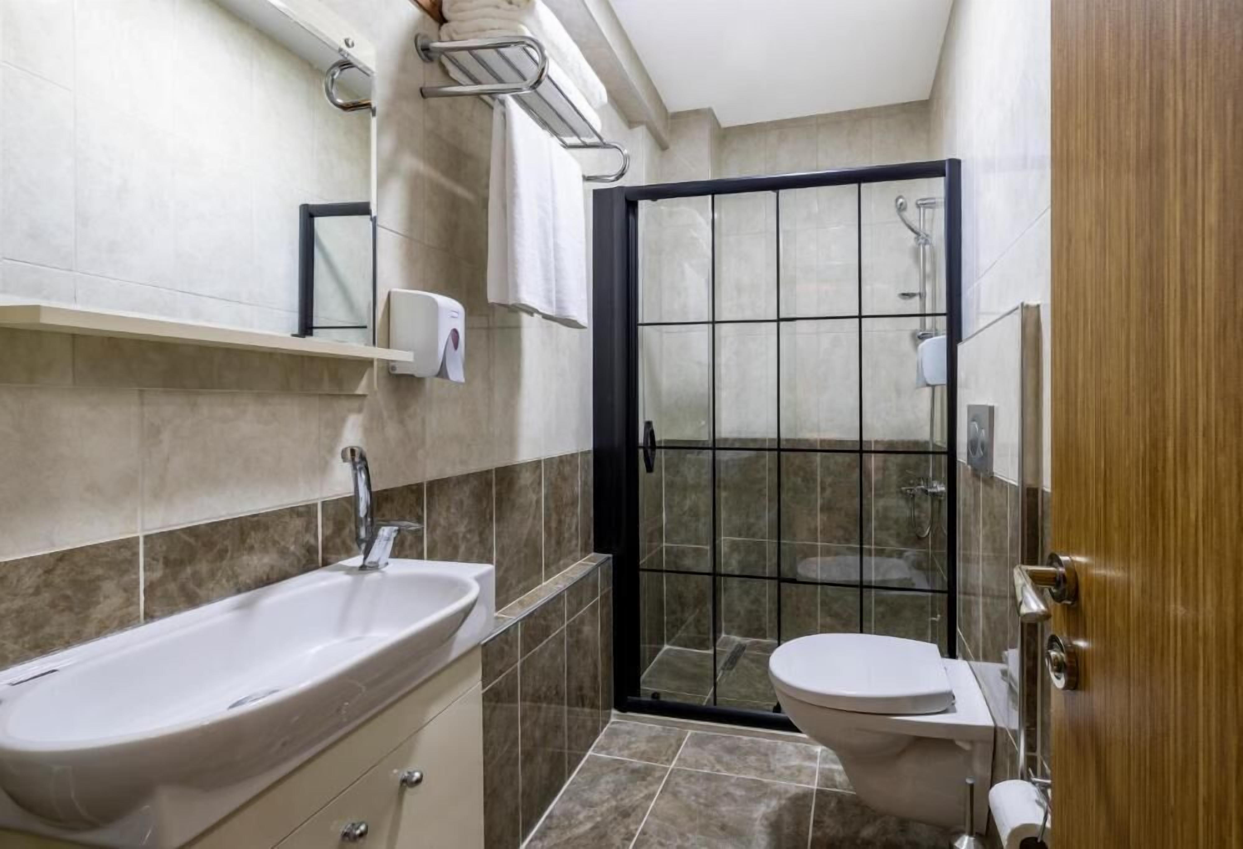 Douche, articles de toilette gratuits, sèche-cheveux, chaussons