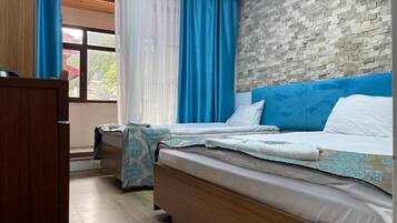 Quarto triplo standard | 1 quarto, quartos à prova de som, Wi-Fi de cortesia