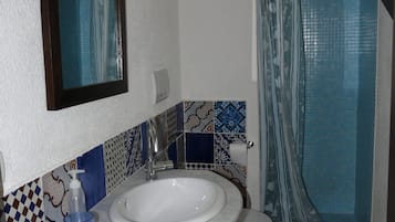 Dusche, Haartrockner, Bidet, Handtücher