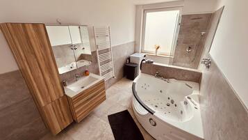 Dusche, Whirlpool, Haartrockner, Handtücher