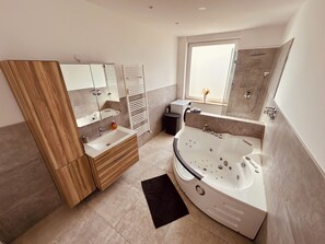 Een douche, een bubbelbad, een haardroger, handdoeken