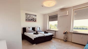 3 bedrooms, in-room safe, iron/ironing board, WiFi