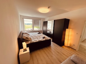 3 bedrooms, in-room safe, iron/ironing board, WiFi
