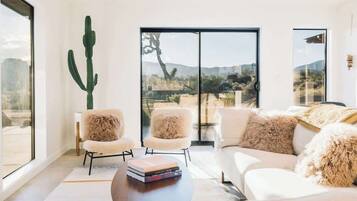 Een televisie, een open haard en een kantoor