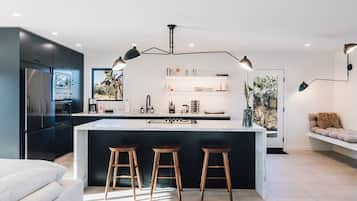 Frigorifero, microonde, forno, piano cottura