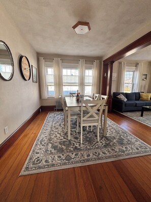 Dining - Cozy, 3 bed retreat near downtown Bristol (Bristol)