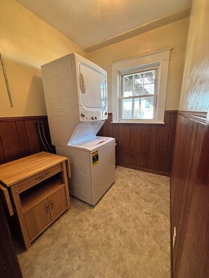 Interior - Cozy, 3 bed retreat near downtown Bristol (Bristol)