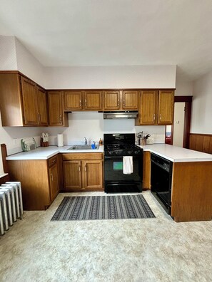 Fridge, microwave, oven, stovetop - Cozy, 3 bed retreat near downtown Bristol (Bristol)