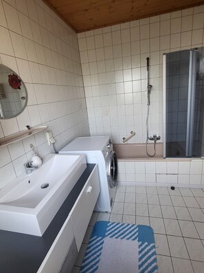 Hair dryer, towels, soap, toilet paper - Schöne Wohnung Mitten in Rheinhessen (Sprendlingen)