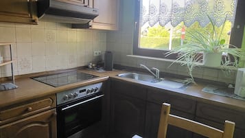 Réfrigérateur, four, plaque de cuisson, cafetiÚre/bouilloire
