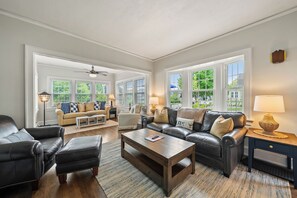 Smart TV, books - Cozy Corner Cottage - Dutch Colonial Step from Beach (Sheboygan)