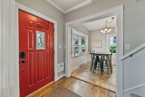 Dining - Cozy Corner Cottage - Dutch Colonial Step from Beach (Sheboygan)