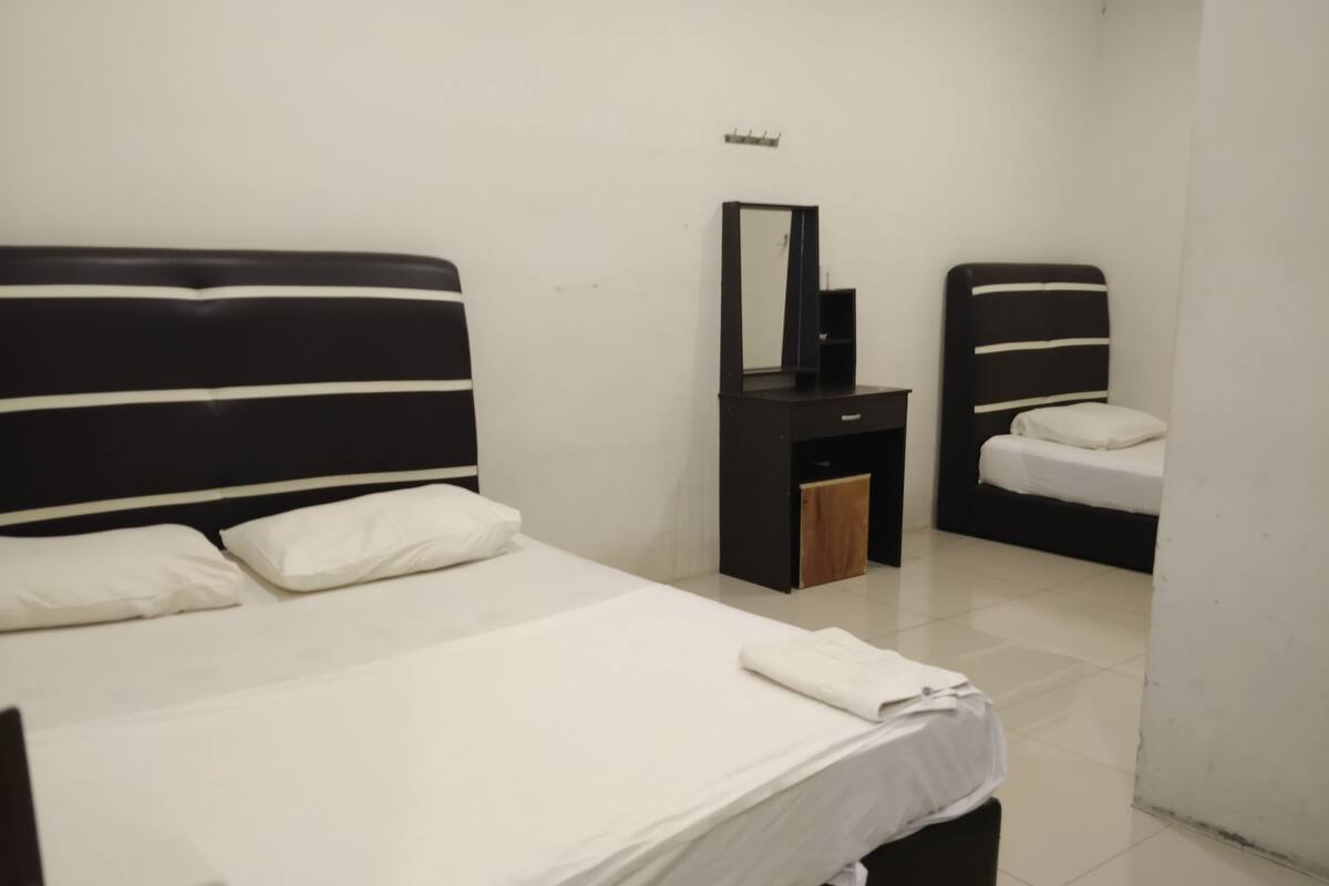 Deluxe Triple Room | 1 bedroom, laptop workspace, free WiFi, bed sheets