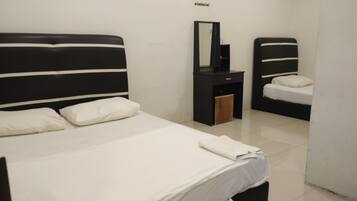 Deluxe Triple Room | 1 bedroom, laptop workspace, free WiFi, bed sheets