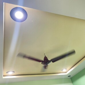 Standardrum | Värdeförvaringsskåp på rummet, skrivbord och arbetsyta för laptop