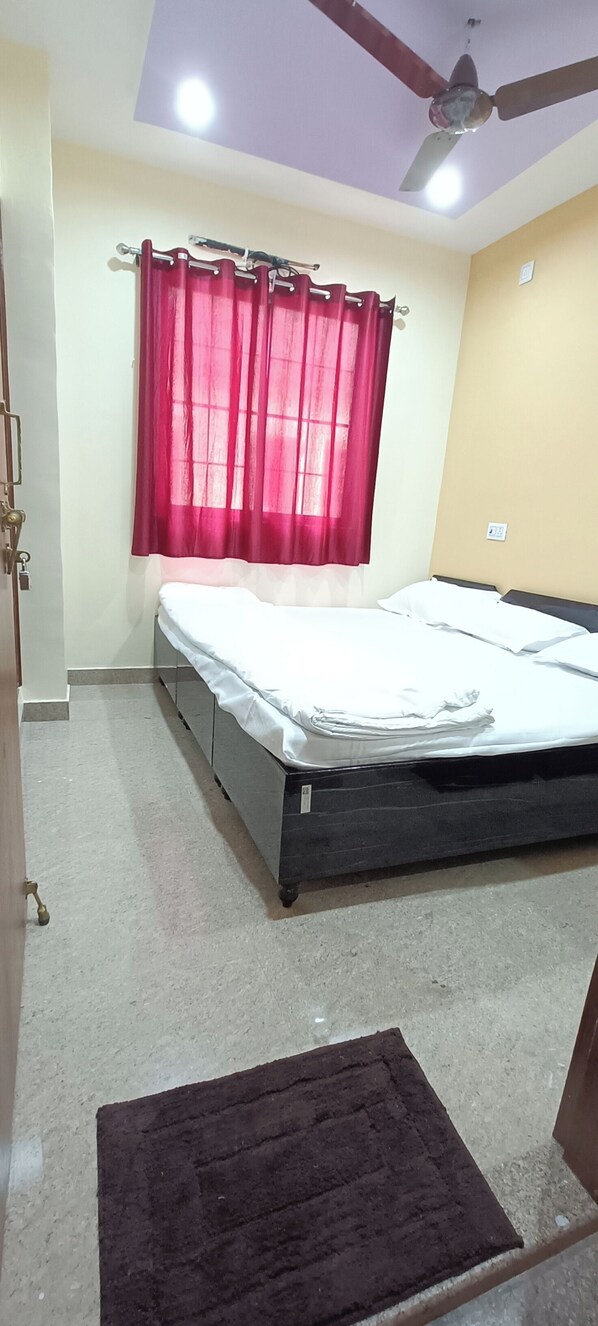 Standard Room | In-room safe, desk, laptop workspace, free WiFi