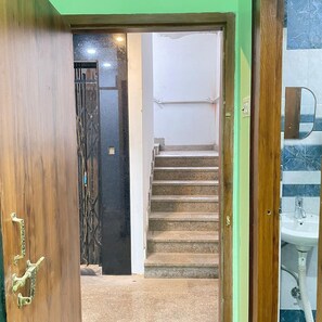 Staircase - Om Shanti Guest House (Varanasi)