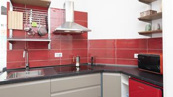 Geladeira, micro-ondas, cafeteira/chaleira, chaleira elétrica