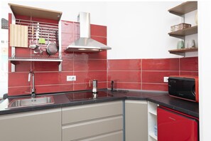 Refrigerador, microondas, placa de cocina, cafetera/tetera
