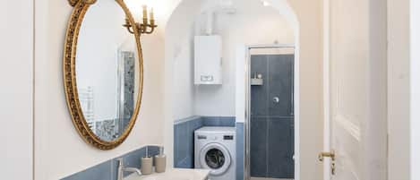Douche, sĂšche-cheveux, serviettes fournies, savon