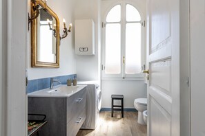 Dusj, hårføner, håndklær og såpe