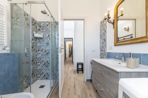 Dusj, hårføner, håndklær og såpe