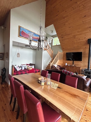 Dining - Granite Lake Chalet - waterfront Temagami/Hot Tub (Temagami)