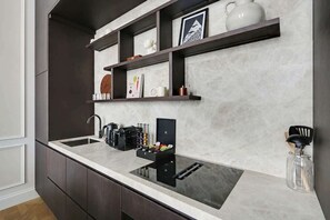 Kylskåp, mikrovågsugn, ugn och spishäll