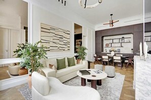 Tv, eldstad och kontor