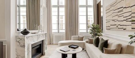 Una televisión, una chimenea, una oficina