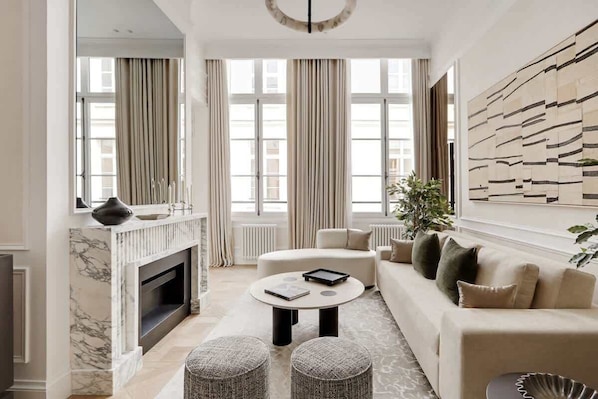 Fernseher, Kamin, Arbeitsbereiche