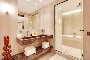 Shower, hair dryer - The Lander - 2-Ch/2Sdb avec Services - Louvre II (Paris)